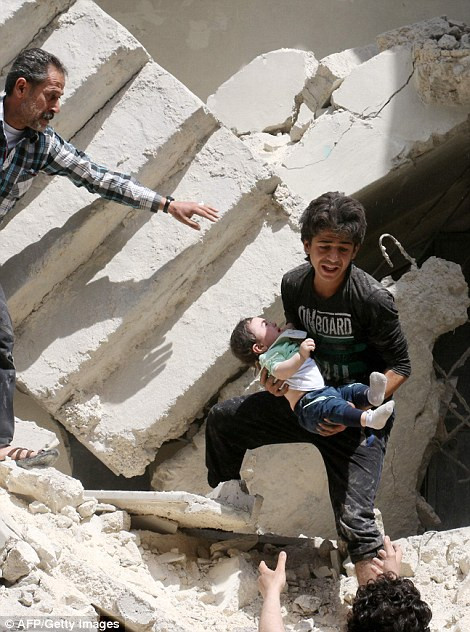 Đứa trẻ này đã sống sót một cách thần kỳ. (Nguồn: Dailymail)