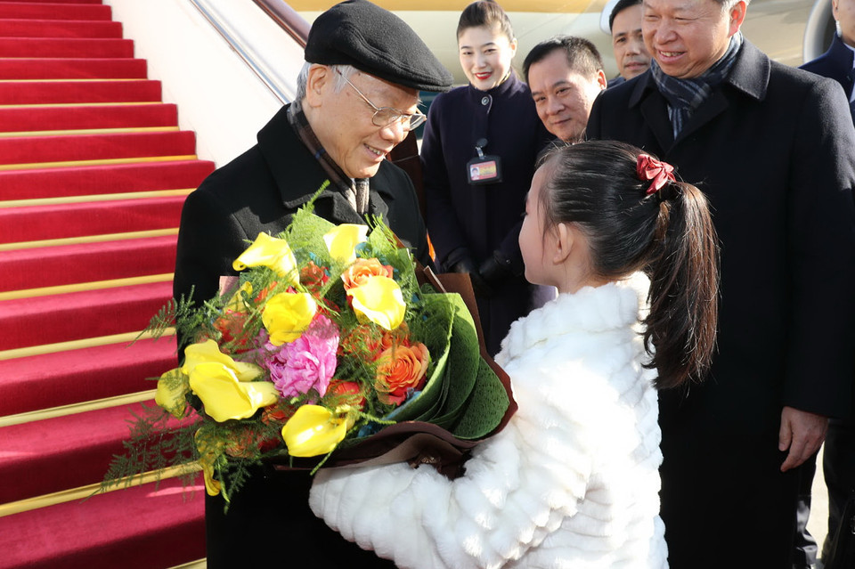  Thiếu nhi Trung Quốc tặng hoa chào đón Tổng Bí thư Nguyễn Phú Trọng tại Sân bay Quốc tế Bắc Kinh. (Ảnh: Trí Dũng/TTXVN)