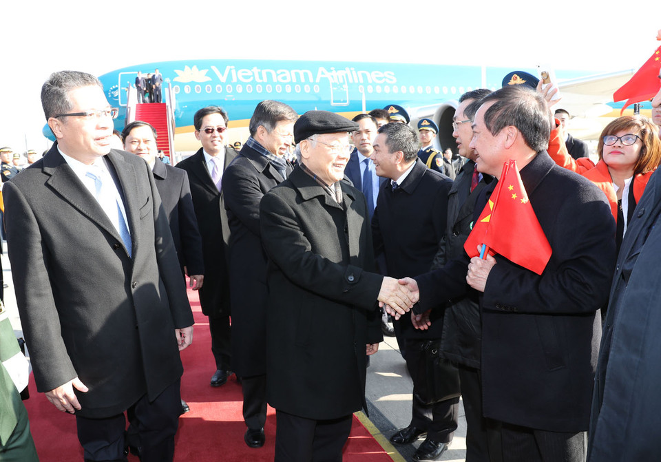 Cán bộ, nhân viên Đại sứ quán, đại diện cộng đồng người Việt và lưu học sinh Việt Nam đón Tổng Bí thư Nguyễn Phú Trọng tại Sân bay Quốc tế Bắc Kinh. (Ảnh: Trí Dũng/TTXVN)