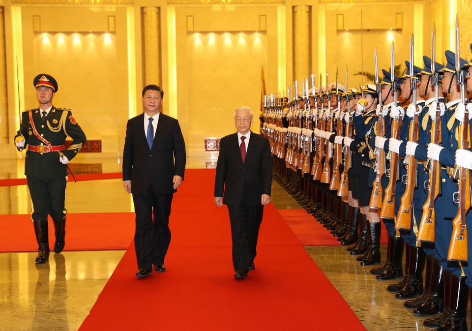  Tổng Bí thư, Chủ tịch nước Trung Quốc Tập Cận Bình và Tổng Bí thư Nguyễn Phú Trọng duyệt đội danh dự Quân giải phóng Nhân dân Trung Quốc. (Ảnh: Trí Dũng/TTXVN)