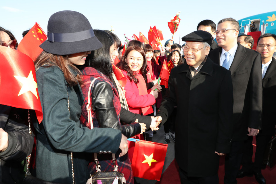 Cán bộ, nhân viên Đại sứ quán, đại diện cộng đồng người Việt và lưu học sinh Việt Nam đón Tổng Bí thư Nguyễn Phú Trọng tại Sân bay Quốc tế Bắc Kinh. (Ảnh: Trí Dũng/TTXVN)