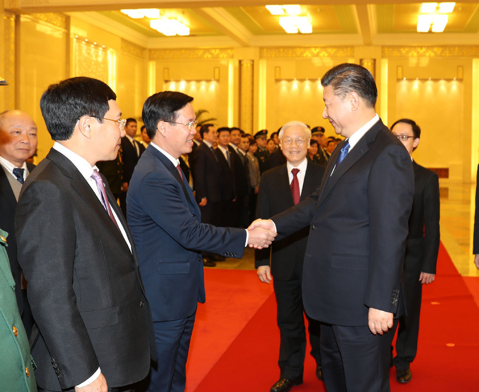 Tổng Bí thư, Chủ tịch nước Trung Quốc Tập Cận Bình với các thành viên Đoàn cấp cao Việt Nam tại lễ đón. (Ảnh: Trí Dũng/TTXVN)