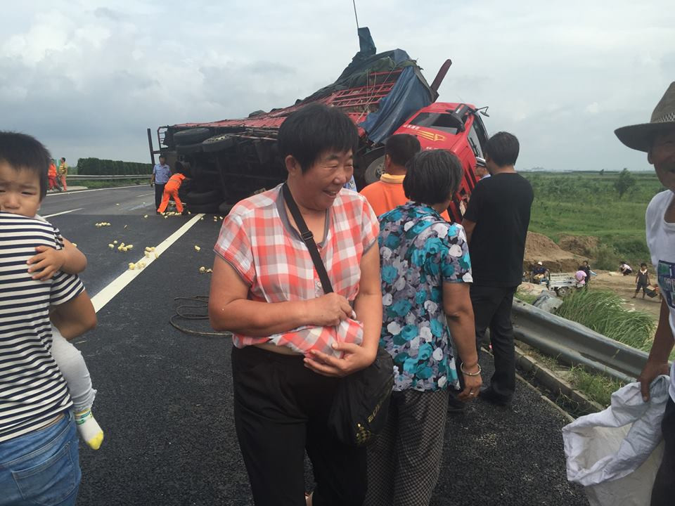 Người dân 'hồ hởi' khi hôi được nhiều gà. (Nguồn: CCTVNews)