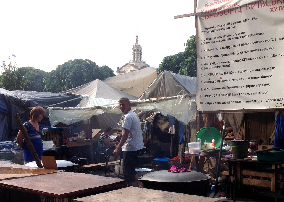 Cảnh ngổn ngang, bộn bề trên đường Khresatik. (Ảnh: Quế Anh/TTXVN)