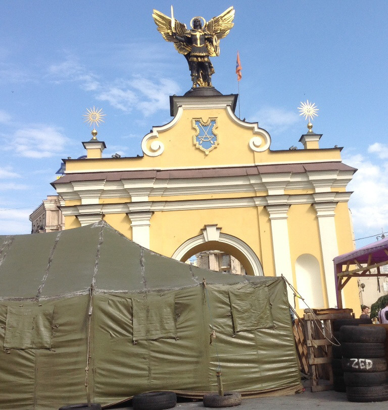 Lều trại dã chiến án ngữ trên đường Khresatik. (Ảnh: Quế Anh/TTXVN)