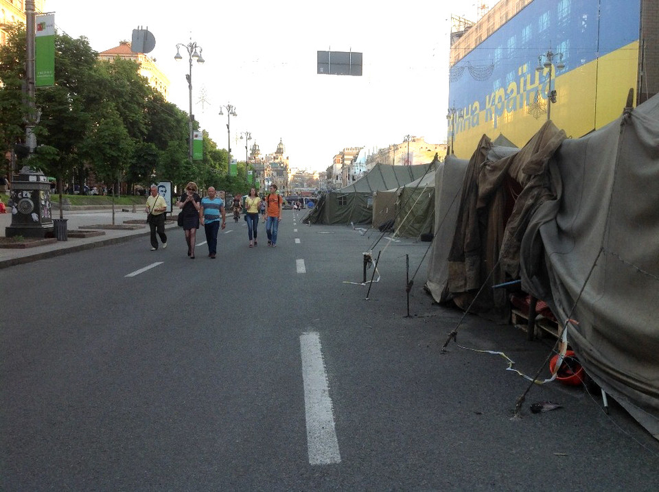 Lều trại "dã chiến" trên đường Khresatik. (Ảnh: Quế Anh/TTXVN)