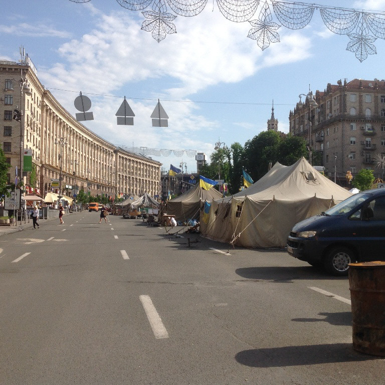 Lều bạt dã chiến trên đường Khresatik. (Ảnh: Quế Anh/TTXVN)