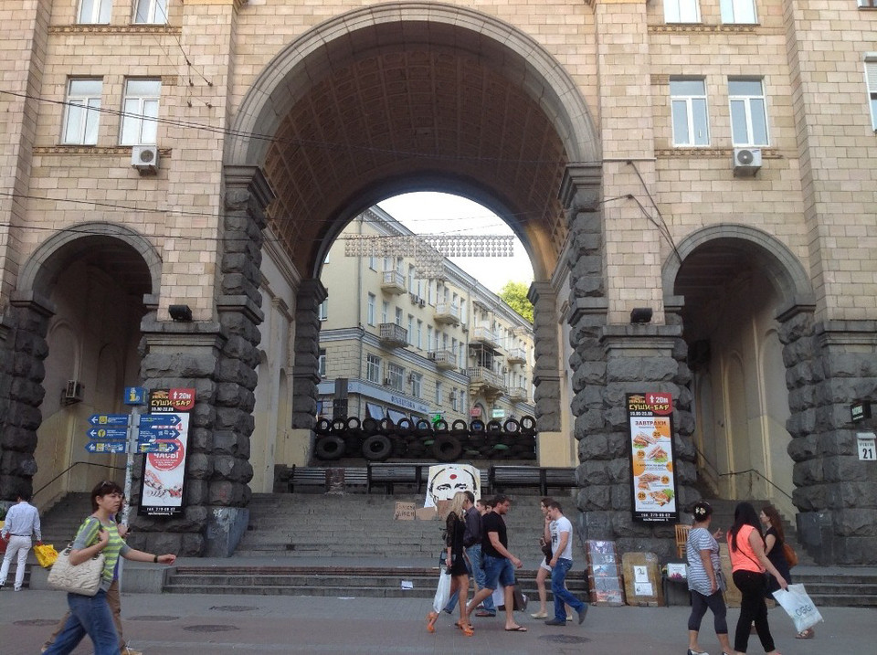 Lốp xe được dựng thành chiến lũy ở trung tâm Khresatik. (Ảnh: Quế Anh/TTXVN)