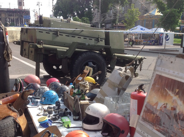 Xe quân sự trên đường Khresatik. (Ảnh: Quế Anh/TTXVN)