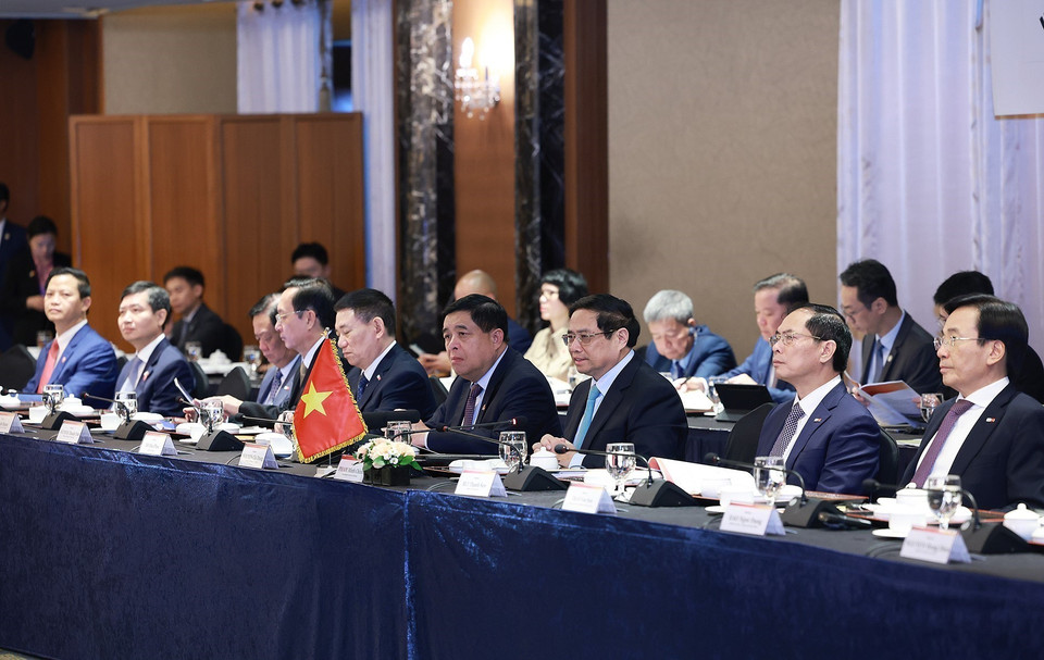 Thủ tướng Phạm Minh Chính dự tọa đàm với lãnh đạo một số tập đoàn lớn của Hàn Quốc. (Ảnh: Dương Giang/TTXVN)