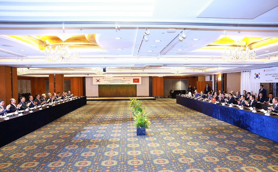 Thủ tướng Phạm Minh Chính dự tọa đàm với lãnh đạo một số tập đoàn lớn của Hàn Quốc. (Ảnh: Dương Giang/TTXVN)