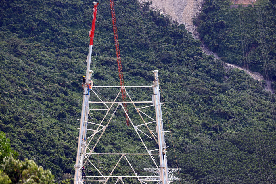 Thi công lắp dựng cột tại vị trí 26 trên địa bàn huyện Kỳ Anh (Hà Tĩnh). (Ảnh: Huy Hùng/TTXVN)