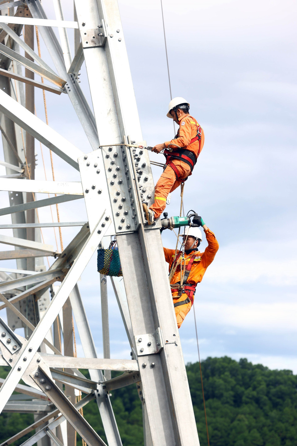 Trên khắp các vị trí thuộc dự án, những người thợ đang tận dụng triệt để những giờ phút thuận lợi để thi công, sớm đưa dự án vào hoàn thiện. (Ảnh: Huy Hùng/TTXVN)