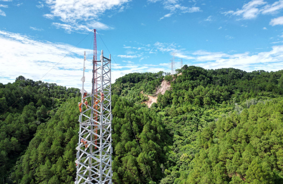 Lắp dựng cột của cung đoạn đường dây 500kV mạch 3 Quảng Trạch-Quỳnh Lưu trên địa bàn huyện Nam Đàn (Nghệ An). (Ảnh: Huy Hùng/TTXVN)