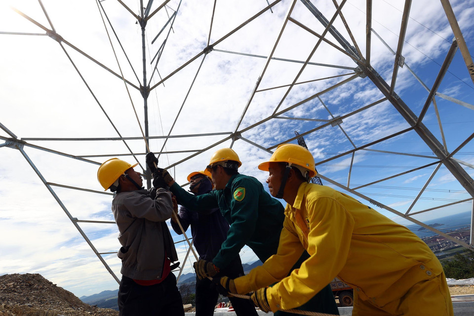 Các đơn vị đang rất quyết liệt, sẵn sàng thi công ngày đêm để đảm bảo đẩy nhanh tiến độ, cán đích đúng hẹn theo yêu cầu của Thủ tướng Chính phủ đặt ra. (Ảnh: Huy Hùng/TTXVN)