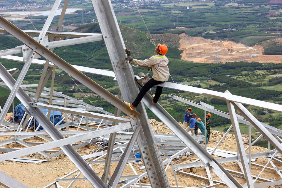 Thi công lắp dựng cột tại vị trí 40 thuộc địa bàn phường Kỳ Thịnh, huyện Kỳ Anh (Hà Tĩnh). (Ảnh: Huy Hùng/TTXVN)