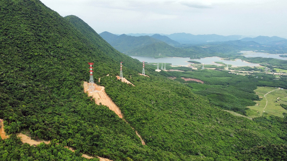 Dự án 500kV đi qua địa bàn huyện Kỳ Anh (Hà Tĩnh) nằm trên dãy núi Hoành Sơn có địa hình rất hiểm trở, các vị trí chủ yếu nằm trên núi cao. (Ảnh: Huy Hùng/TTXVN)