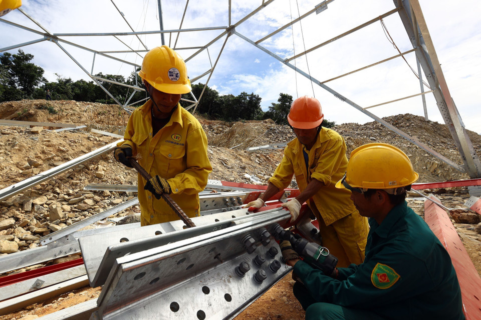 Lắp dựng cột tại vị trí 25 trên dãy núi Hoành Sơn huyện Kỳ Anh (Hà Tĩnh). (Ảnh: Huy Hùng/TTXVN)