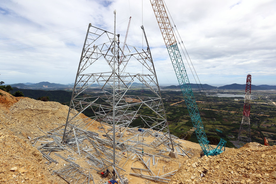 Thi công lắp dựng cột tại vị trí 40 thuộc địa bàn phường Kỳ Thịnh, huyện Kỳ Anh (Hà Tĩnh). (Ảnh: Huy Hùng/TTXVN)