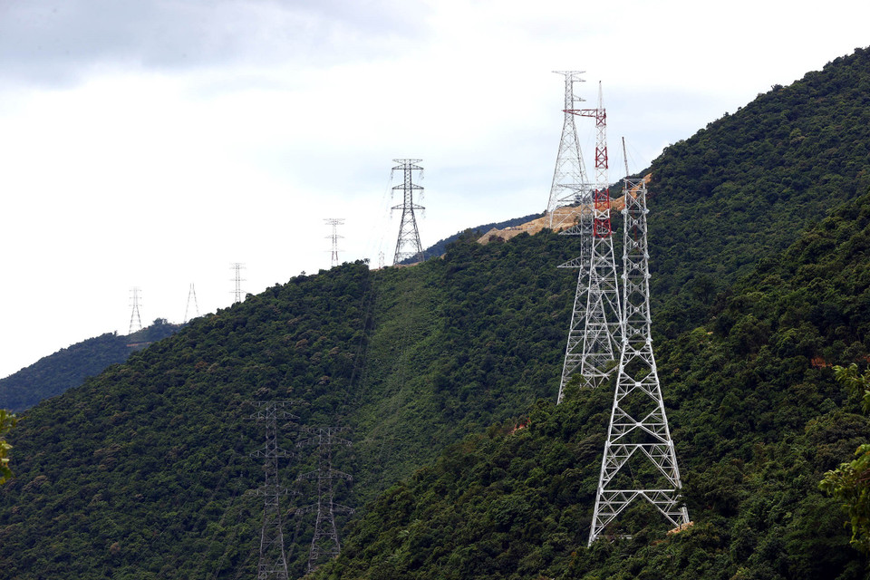 Các vị trí cột nằm trên dãy núi Hoành Sơn của huyện Kỳ Anh (Hà Tĩnh) đều nằm ở lưng chừng núi gây rất nhiều khó khăn cho công tác thi công. (Ảnh: Huy Hùng/TTXVN)