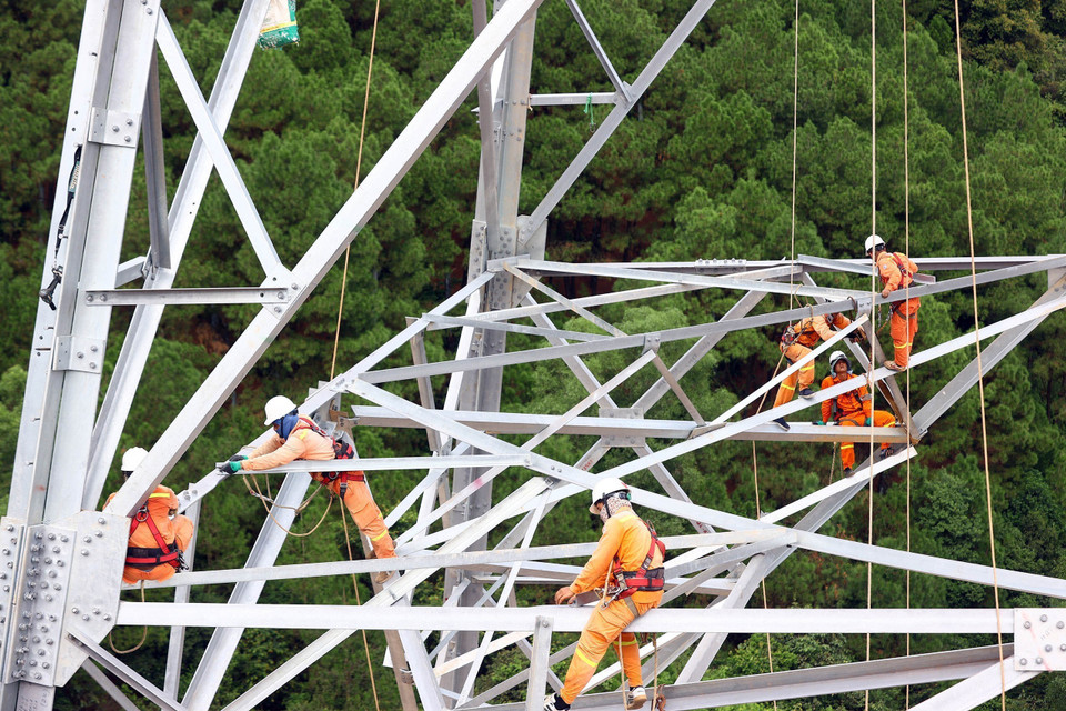 Các công nhân đang nỗ lực vượt nắng, vượt gió, thắng mưa để đưa dự án về đích đúng tiến độ. (Ảnh: Huy Hùng/TTXVN)