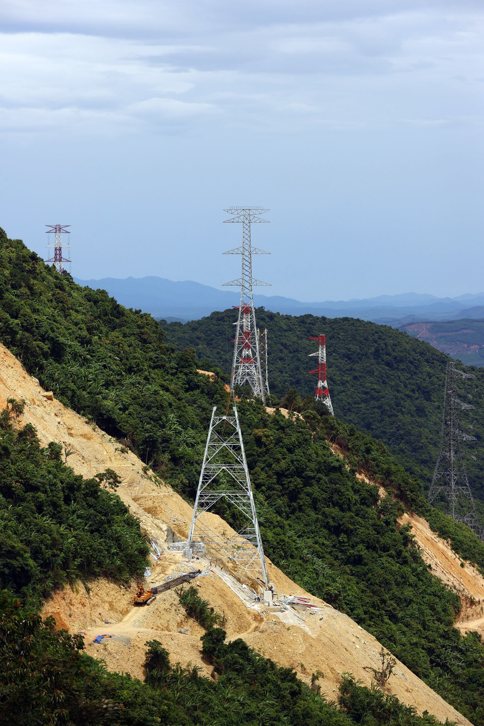 Các vị trí cột tại khu vực huyện Kỳ Anh (Hà Tĩnh) đều nằm tại lưng chừng núi, địa hình hiểm trở. (Ảnh: Huy Hùng/TTXVN)