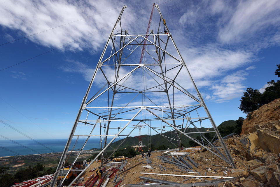 Thi công lắp dựng cột tại vị trí 25 trên địa bàn huyện Kỳ Anh (Hà Tĩnh). (Ảnh: Huy Hùng/TTXVN)