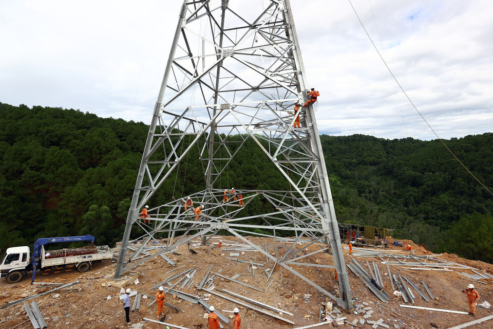 Các đơn vị thi công đang nỗ lực hết mình để đưa dự án về đích đúng tiến độ. (Ảnh: Huy Hùng/TTXVN)