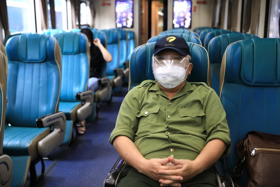 Những hành khách trong toa tàu được sắp xếp ngồi giãn khoảng cách cần thiết đảm bảo an toàn phòng chống dịch. (Ảnh: Thành Đạt/TTXVN)