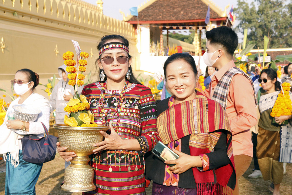 Phụ nữ Lào mặc trang phục truyền thống trong lễ rước Pasatpheung (Rước tháp), một trong những lễ chính mở đầu cho phần lễ hàng năm trong lễ hội Thatluang. (Ảnh: Phạm Kiên-Bá Thành/TTXVN)