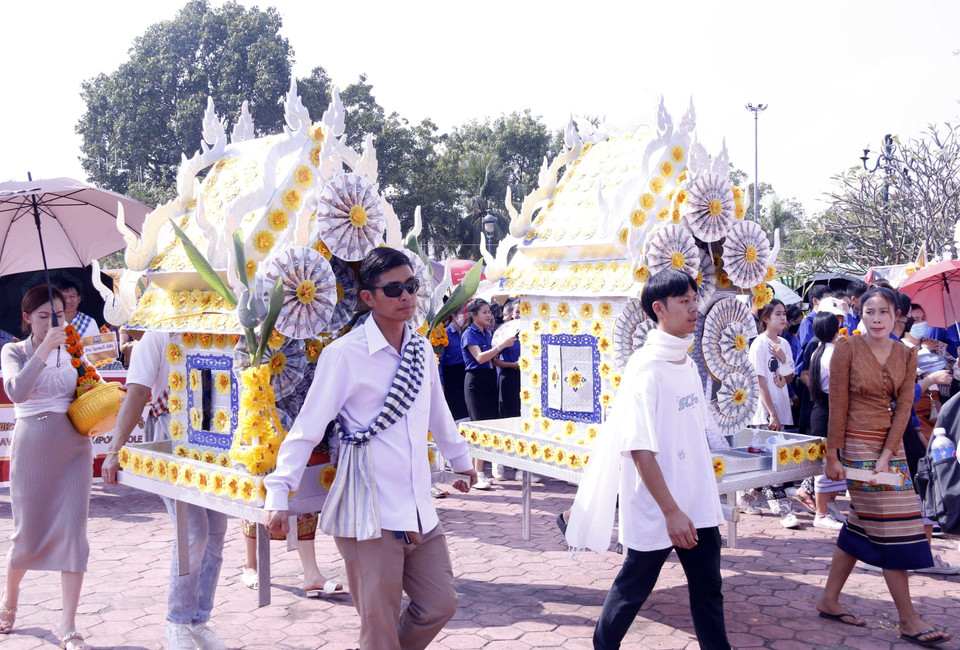 Các Pasatpheung được làm bằng chất liệu xốp, xung quanh gắn hoa làm từ sáp ong màu vàng rực rỡ, trang trí rất cầu kỳ. (Ảnh: Phạm Kiên-Bá Thành/TTXVN)