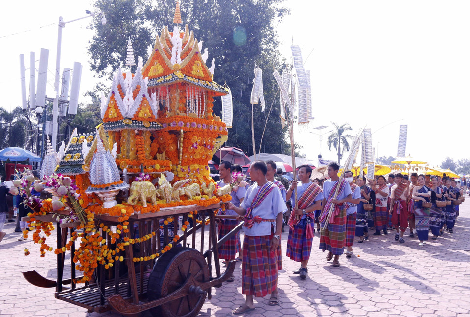 Một Pasatpheung của gia đình người Lào trong lễ rước Pasatpheung (Rước tháp) tại lễ hội Thatluang. (Ảnh: Phạm Kiên-Bá Thành/TTXVN)