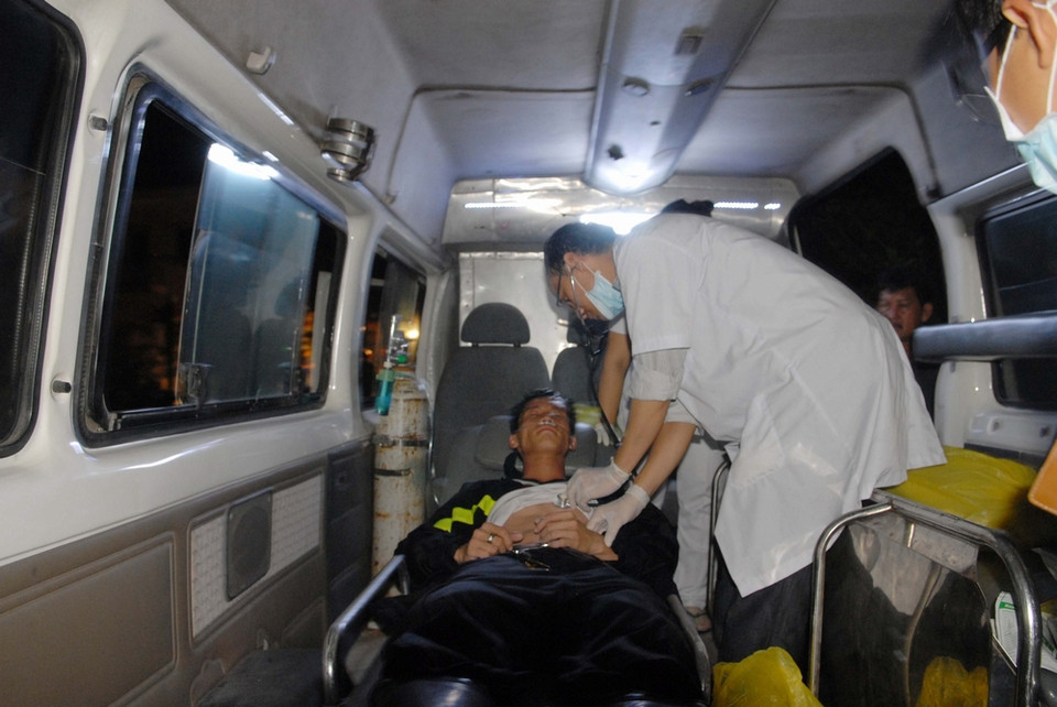 Các chiến sỹ bị ngạt khói do hít phải khí độc hóa chất trong lúc dập lửa được bác sỹ chăm sóc cho thở khí oxy. (Ảnh: Mạnh Linh/TTXVN)