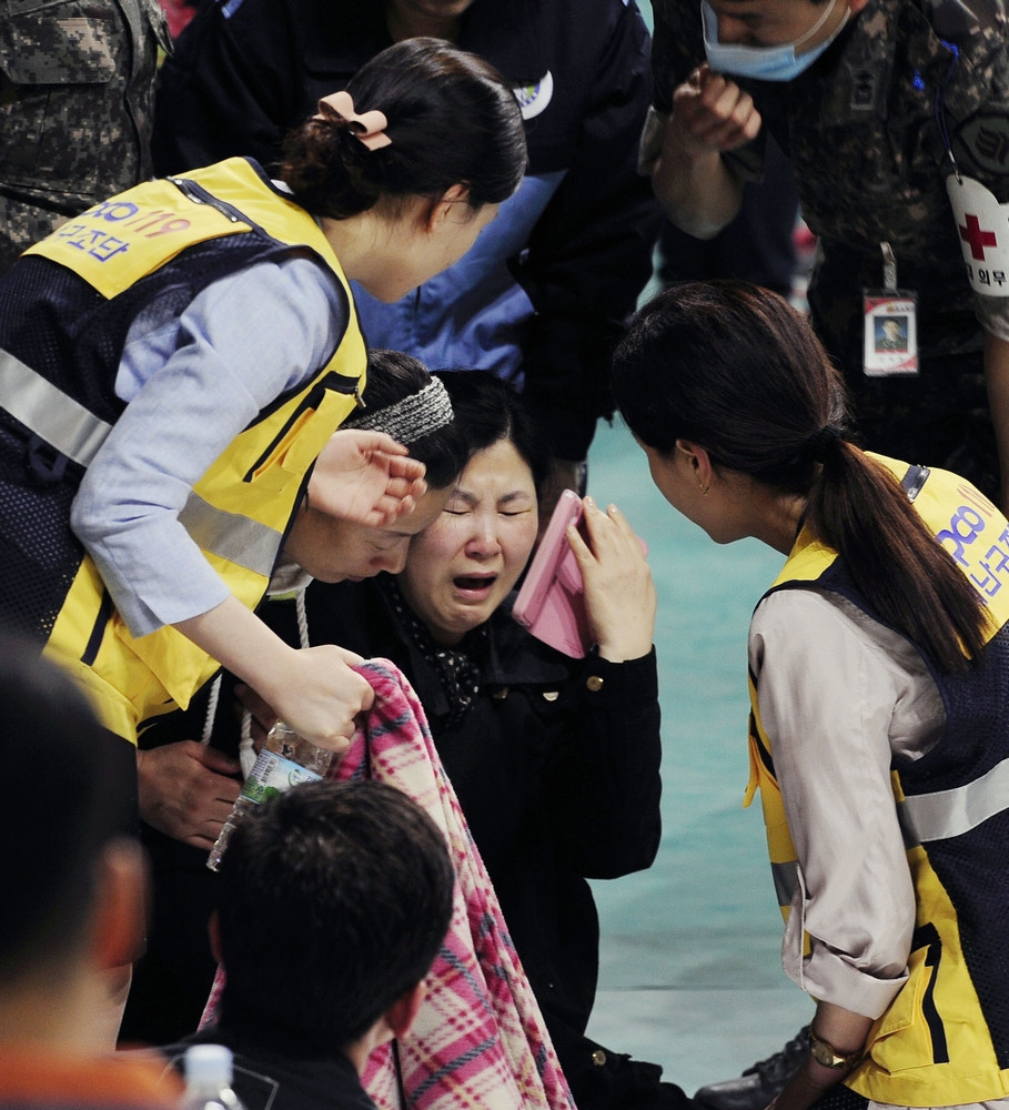 Thân nhân của các hành khách chờ đợi tin tức sau vụ tai nạn. (Ảnh:Kyodo/TTXVN)