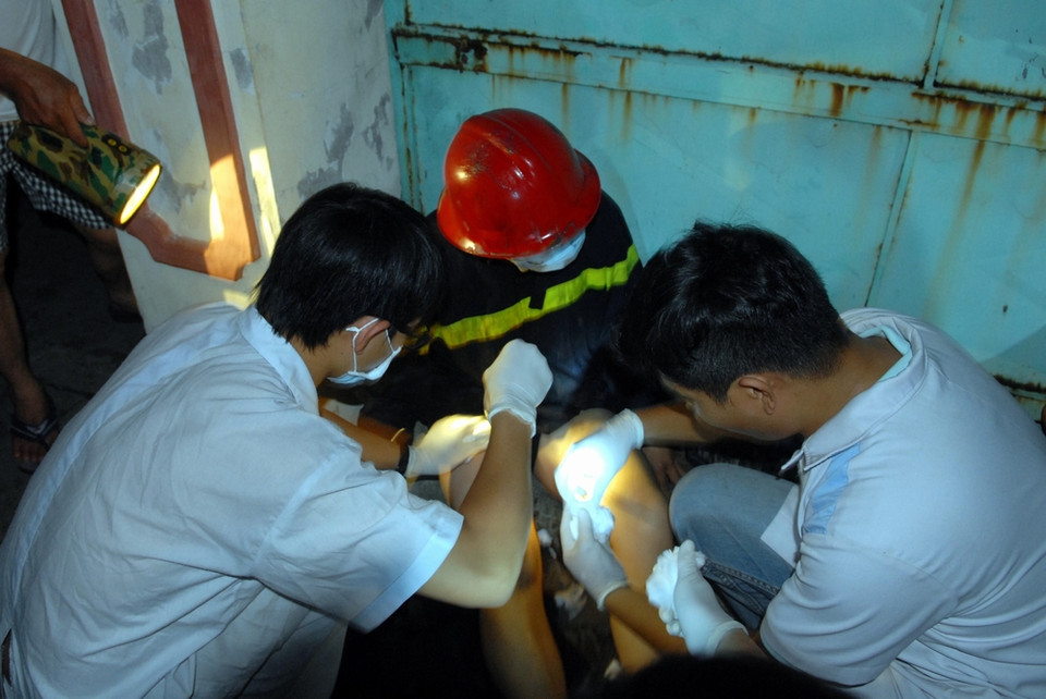 Các chiến sĩ PCCC bị bỏng được các bác sỹ và y tá chăm sóc. (Ảnh: Mạnh Linh/TTXVN)