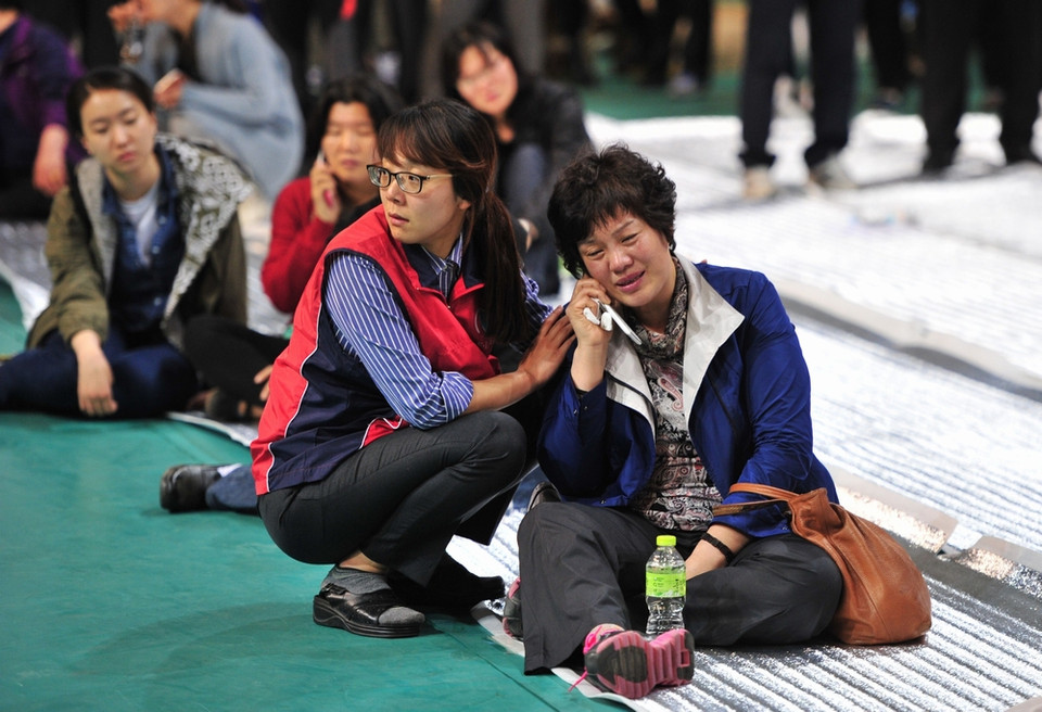  Thân nhân hành khách chờ đợi tin tức sau vụ tai nạn. (Nguồn: AFP/TTXVN)