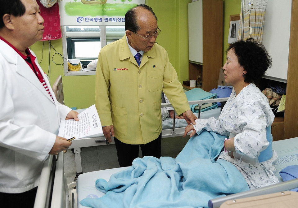 Thị trưởng thành phố Mokpo thăm hỏi hành khách được cứu trong vụ chìm tàu. (Ảnh: Kyodo /TTXVN)