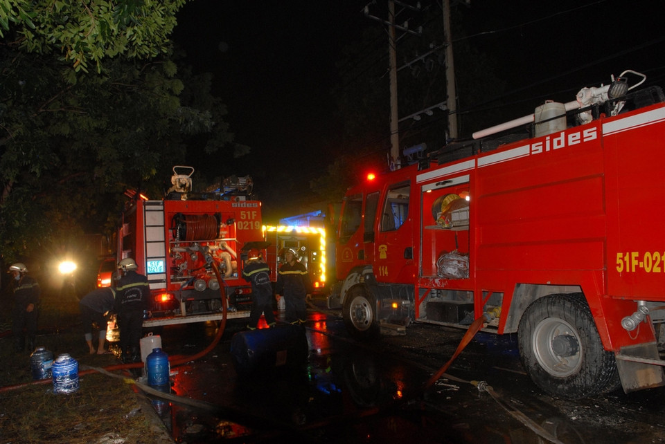 Xe chữa cháy của các đơn vị thuốc Sở Cảnh sát PC&amp;CC TP. Hồ Chí Minh đến hiện trường dập lửa. (Ảnh: Mạnh Linh/TTXVN)