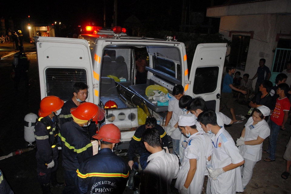 Các chiến sỹ PCCC bị bỏng được các bác sỹ và y tá chăm sóc. (Ảnh: Mạnh Linh/TTXVN)