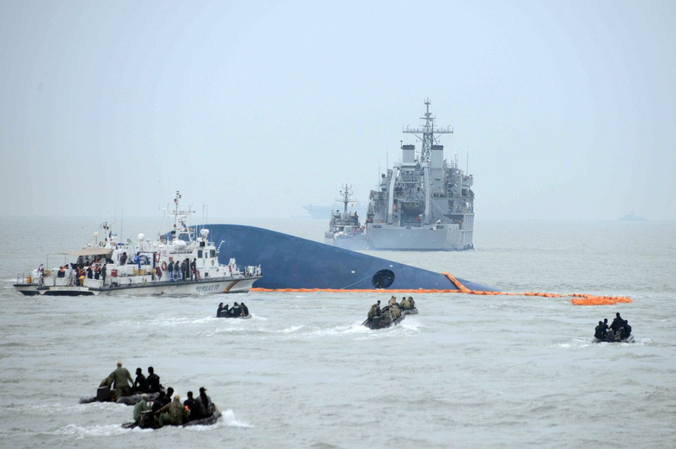  Lực lượng cứu hộ nỗ lực tìm kiếm nạn nhân mất tích trong vụ chìm tàu. (Ảnh:AFP/TTXVN)