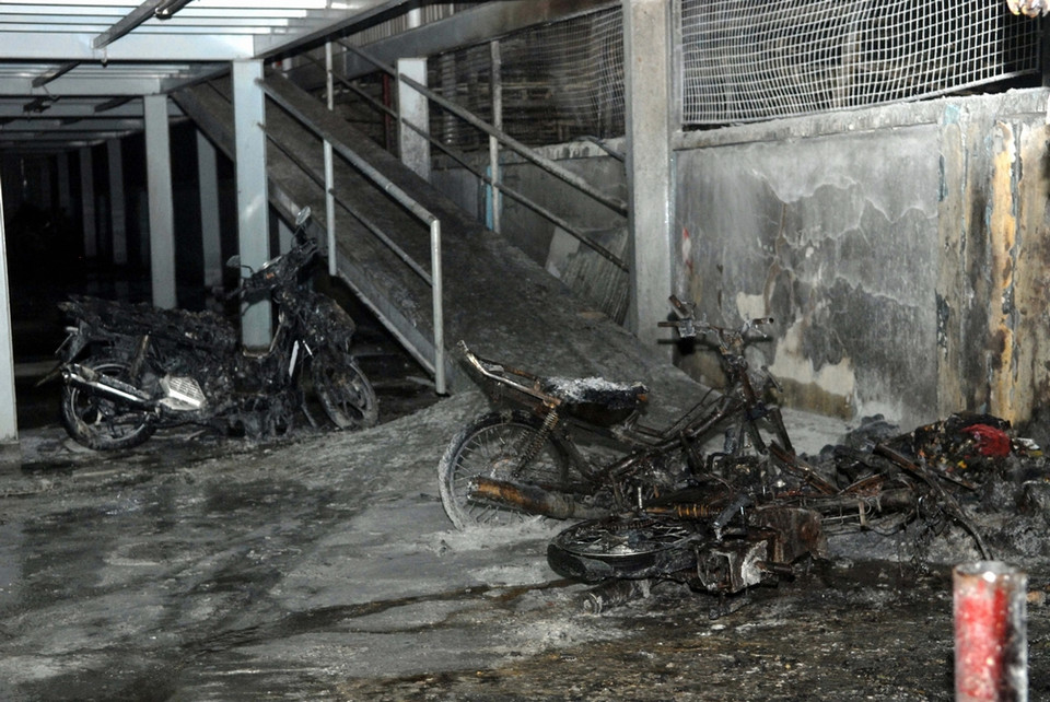  Nhiều xe máy của công ty bên cạnh công ty hóa chất Tân Hùng Thái cũng bị thiêu rụi do ngọn lửa cháy lan qua. (Ảnh: Mạnh Linh/TTXVN)