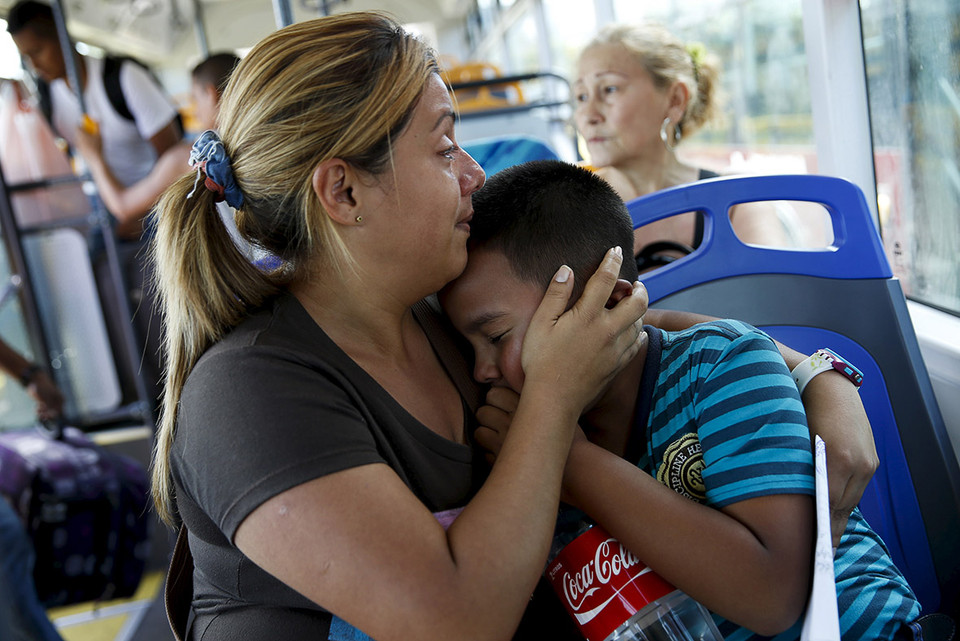 Người phụ nữ khóc khi gặp lại con trai sau khi bị chia cắt do đóng cửa biên giới ở cầu Simon Bolivar. (Nguồn: Reuters)