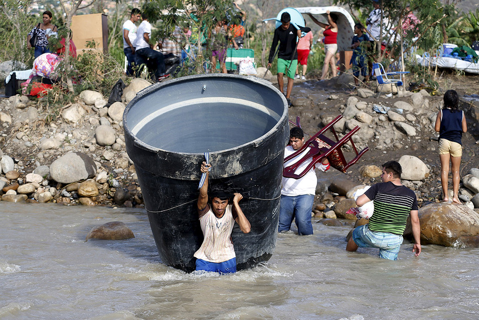 Hầu hết những người tị nạn này đã sống nhiều năm ở Ernesto Guevara, một vùng cực kỳ nghèo khó ở biên giới Venezuela nhưng giờ đây họ buộc phải rời đi sau khi các quan chức Venezuela lên kế hoạch phá hủy khu vực này vào cuối tuần. (Nguồn: Reuters)