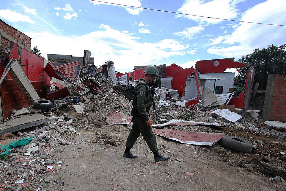 Một người lính Venezuela đang kiểm tra khu vực người Colombia nhập cư bất hợp phát ở San Antonio, bang Tachira, Venezuela. (Nguồn: AFP)