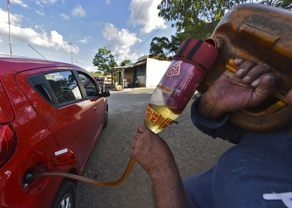 Một chiếc xe mua xăng nhập lậu từ Venezuela. (Nguồn: AFP)