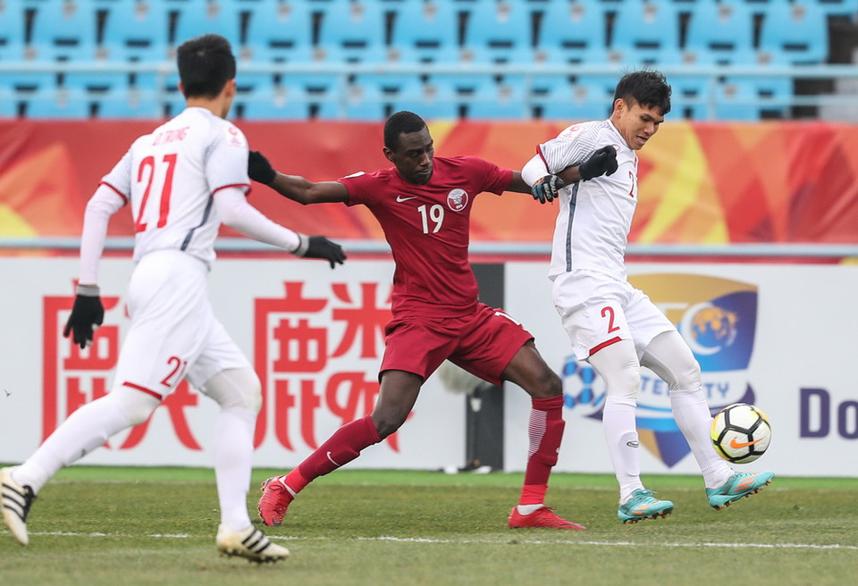 Pha tranh bóng giữa Almoez Ali (giữa) của Qatar với cầu thủ Phạm Xuân Mạnh trong trận đấu. (Nguồn: THX/TTXVN)