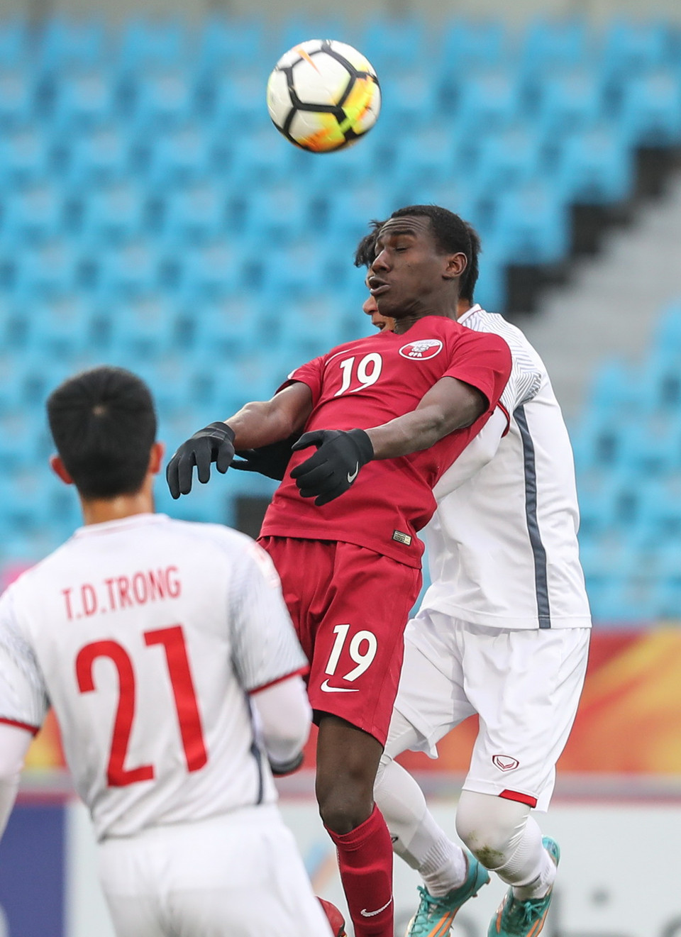 Pha tranh bóng giữa cầu thủ hai đội trong trận đấu. (Nguồn: THX/TTXVN)