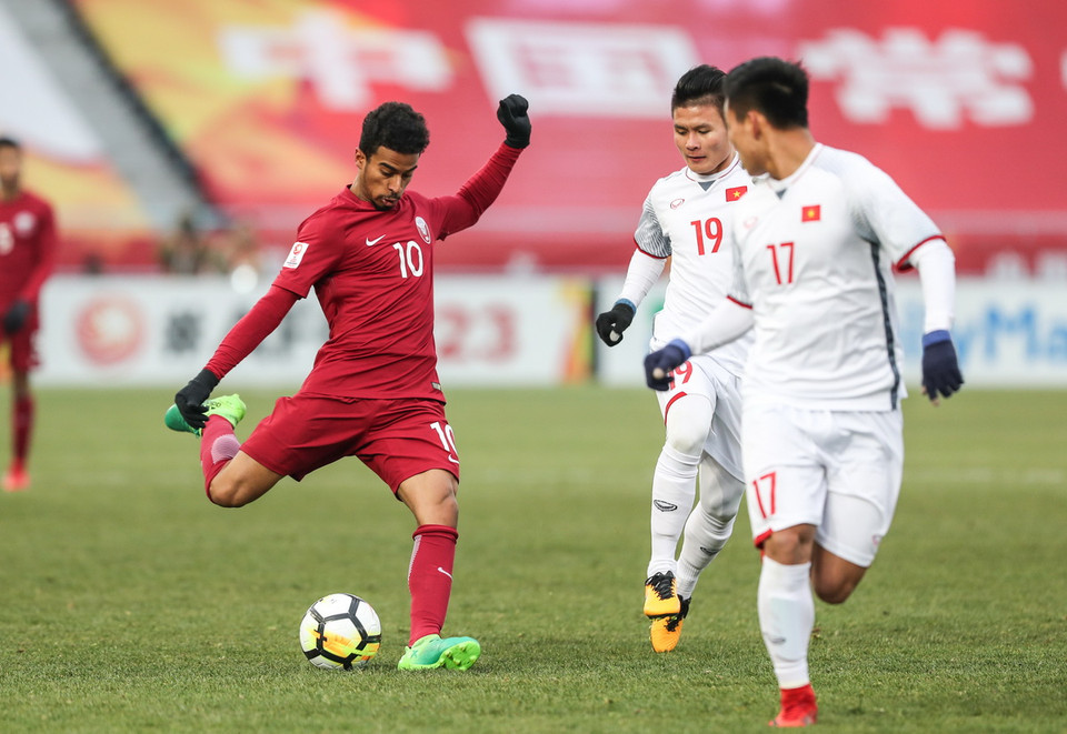 Pha tranh bóng giữa cầu thủ hai đội trong trận đấu. (Nguồn: THX/TTXVN)