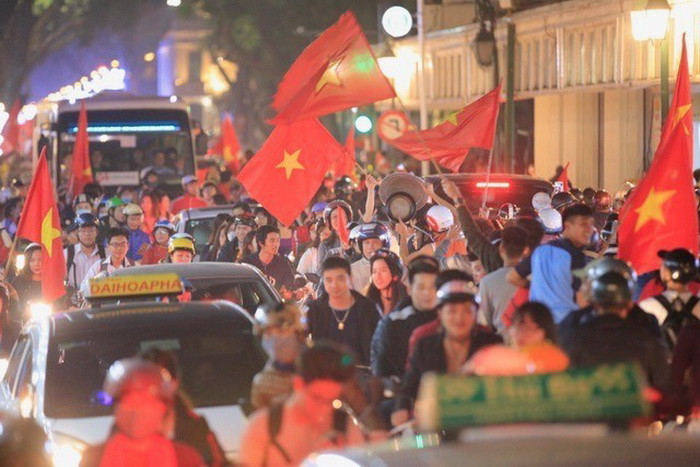 Không khí ăn mừng chiến thắng của đội tuyển U23 Việt Nam tại Hà Nội. (Ảnh: Trọng Đạt/TTXVN)