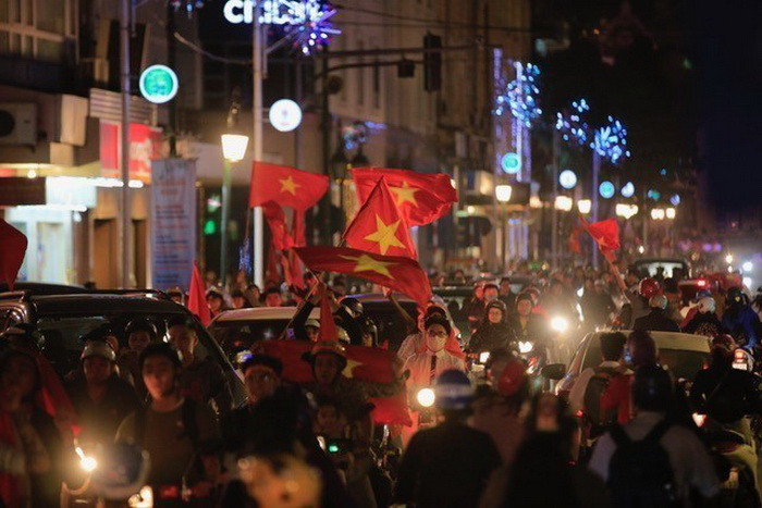 Không khí ăn mừng chiến thắng của đội tuyển U23 Việt Nam tại Hà Nội. (Ảnh: Trọng Đạt/TTXVN)